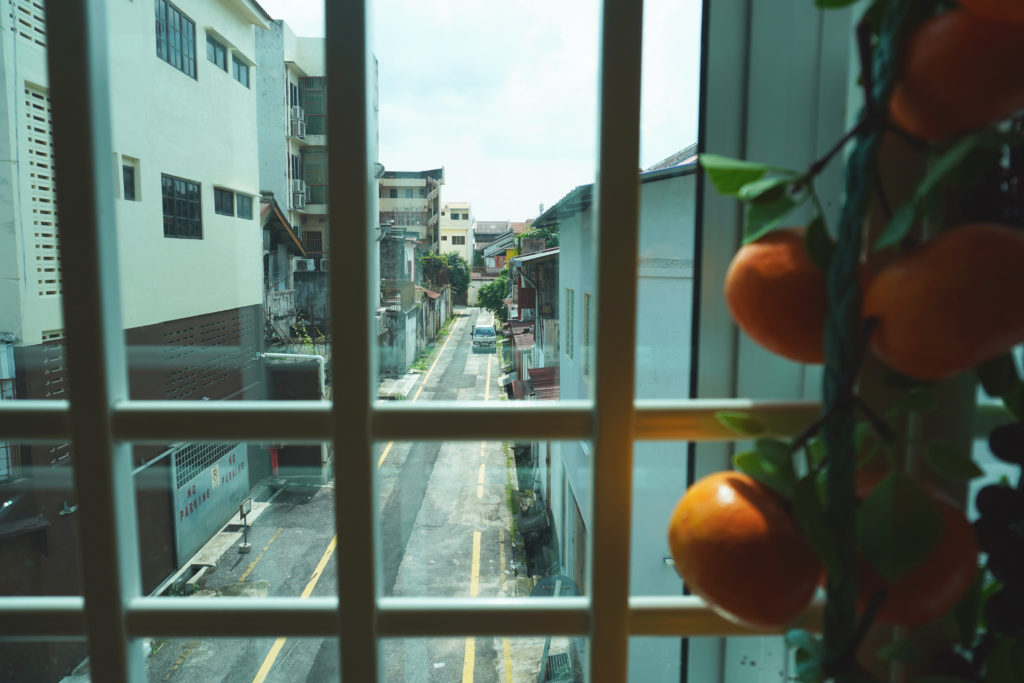 キッチンから見える裏路地、イポー