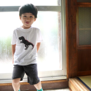 黒✖️赤「ティラノサウルス」恐竜Tシャツ